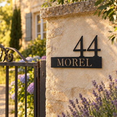 Plaque numéro et nom personnalisée – design Numéro et nom sur un pilier de portail en pierre · Steelmonks