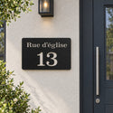 Plaque rue et numéro personnalisée, acier découpé au laser, à côté de la porte d'entrée · Steelmonks