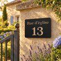 Plaque rue et numéro personnalisée sur un pilier de portail en pierre · Steelmonks