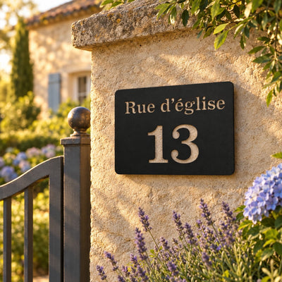 Plaque rue et numéro personnalisée sur un pilier de portail en pierre · Steelmonks