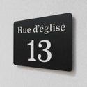 Plaque rue et numéro personnalisée, détail de la découpe laser et du décalage du mur · Steelmonks