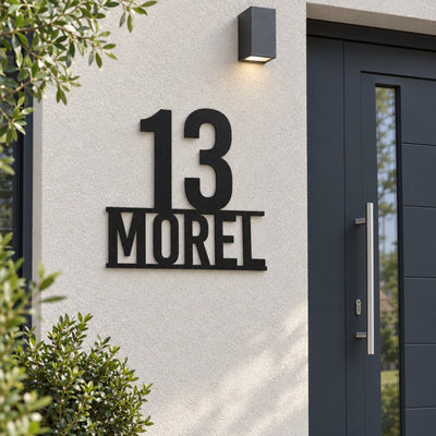 Plaque numéro et nom personnalisée – design Un fier numéro sur un nom, acier découpé au laser, à côté de la porte d'entrée · Steelmonks