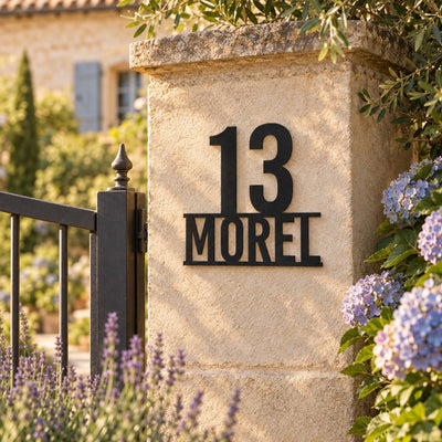 Plaque numéro et nom personnalisée – design Un fier numéro sur un nom sur un pilier de portail en pierre · Steelmonks