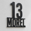 Plaque numéro et nom personnalisée – design Un fier numéro sur un nom, détail de la découpe laser et du décalage du mur · Steelmonks