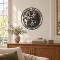Monogramme personnalisé en métal – design Roses Yin et Yang dans un salon lumineux · Steelmonks