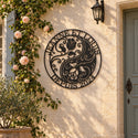 Monogramme personnalisé en métal – design Roses Yin et Yang sur une façade, à côté de la porte d'entrée · Steelmonks