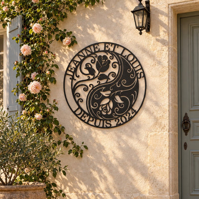 Monogramme personnalisé en métal – design Roses Yin et Yang sur une façade, à côté de la porte d'entrée · Steelmonks