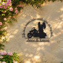 Vivre d’amour et de moto! – plaque en acier personnalisée sur un mur de jardin – Steelmonks