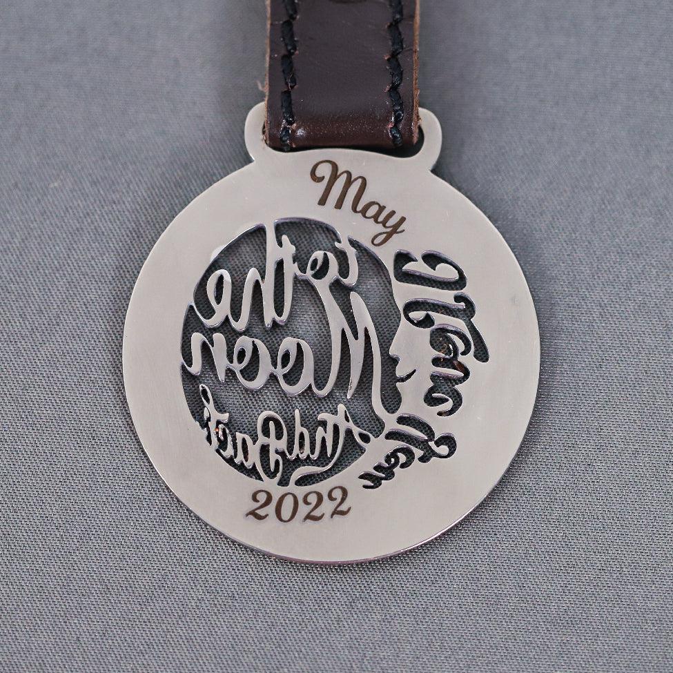 Plaque métallique Steelmonks,I love you to the Moon and back. Motif décoration murale disponible en différentes tailles et couleurs.