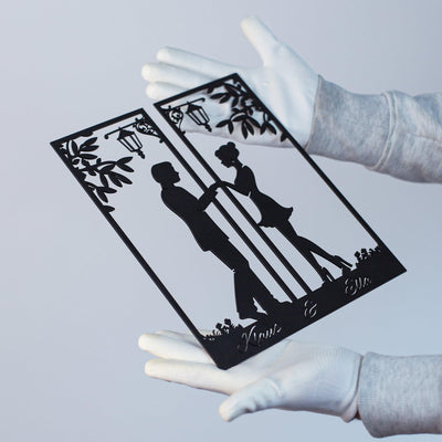 Plaque métallique Steelmonks, petit couple inséparable. Plaque murale à motif disponible en différentes tailles et couleurs.