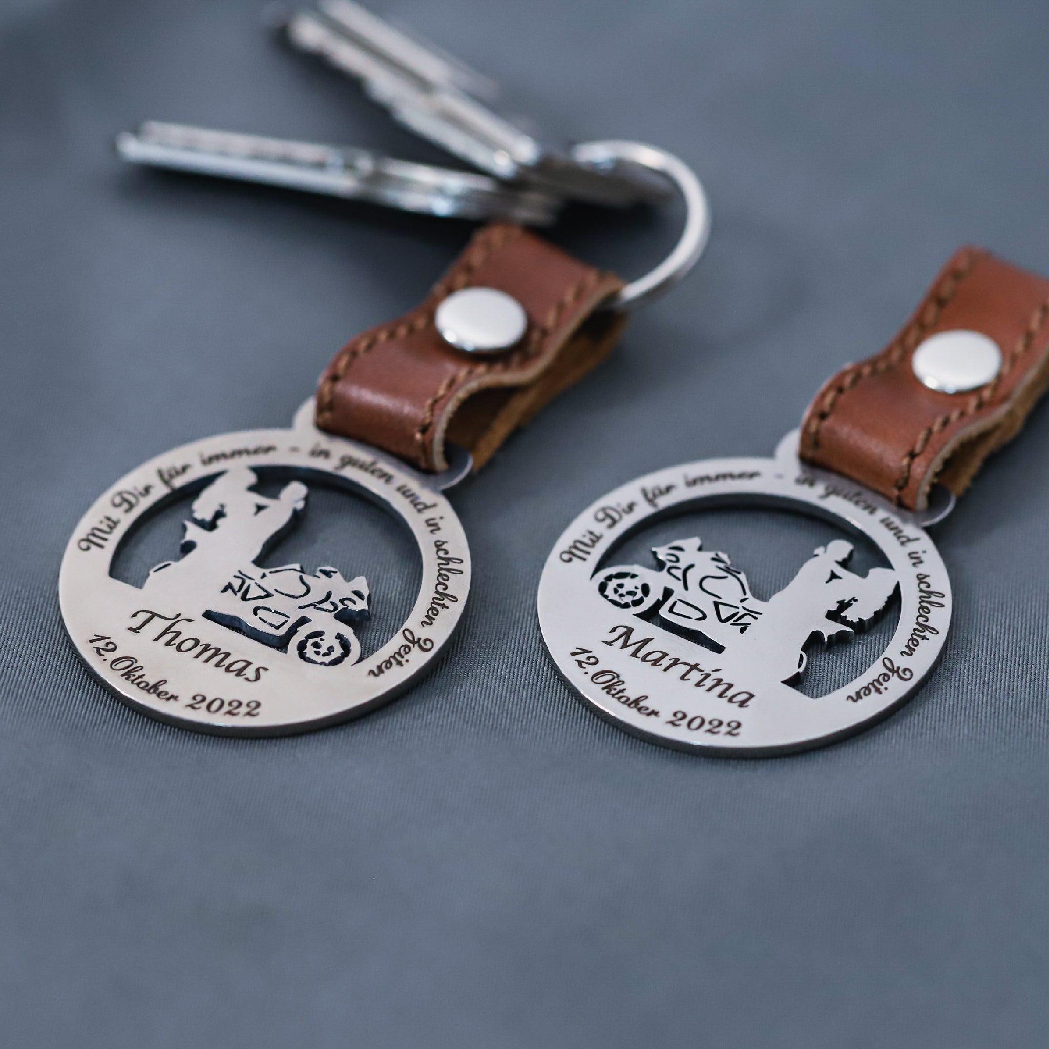 Plaque métallique Steelmonks, couple de super sportifs. Décoration murale pour sports et loisirs disponible en différentes tailles et couleurs.