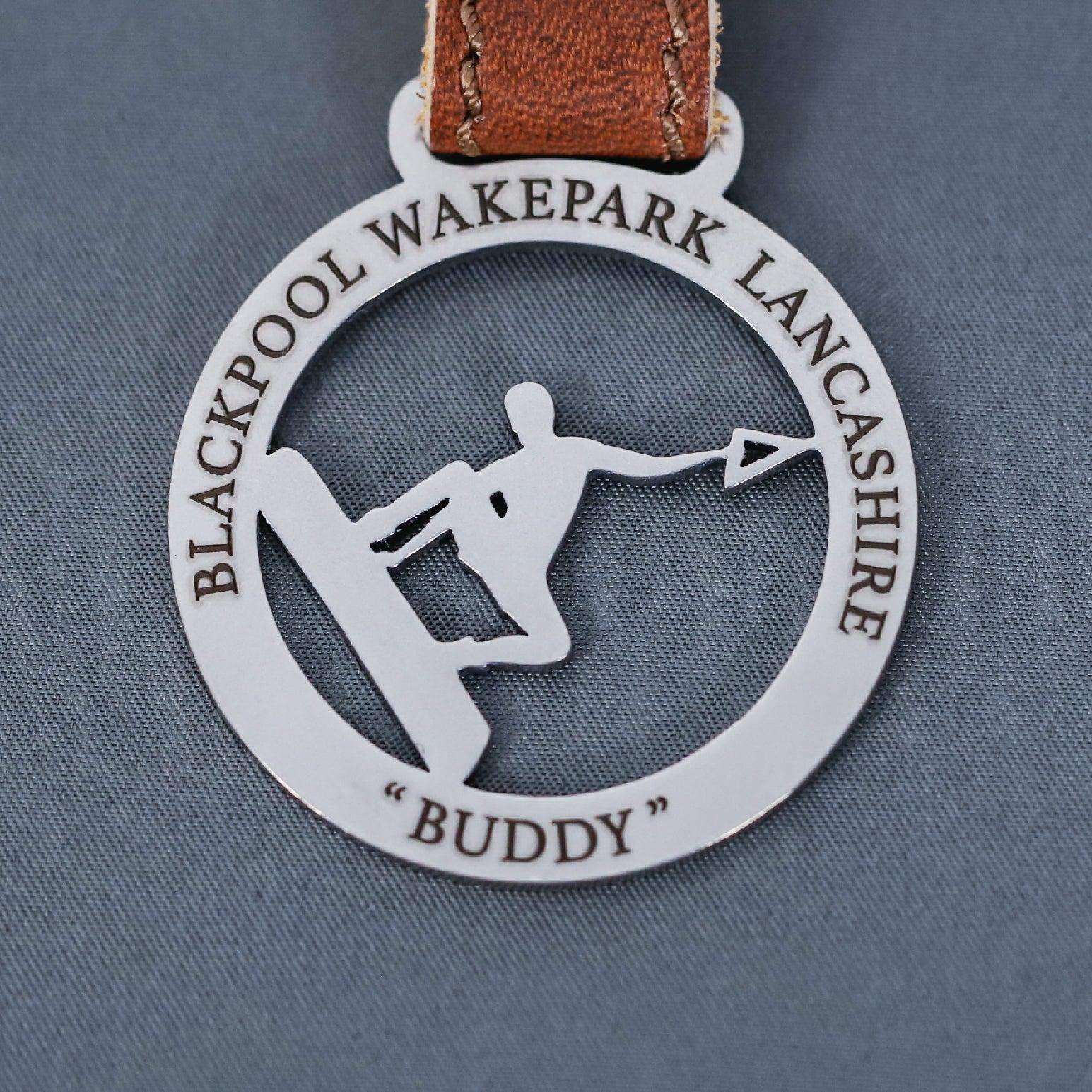 Plaque métallique Steelmonks,Wakeboarding. Décoration murale pour sports et loisirs disponible en différentes tailles et couleurs.