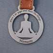 Plaque métallique Steelmonks,Yoga. Décoration murale pour sports et loisirs disponible en différentes tailles et couleurs.