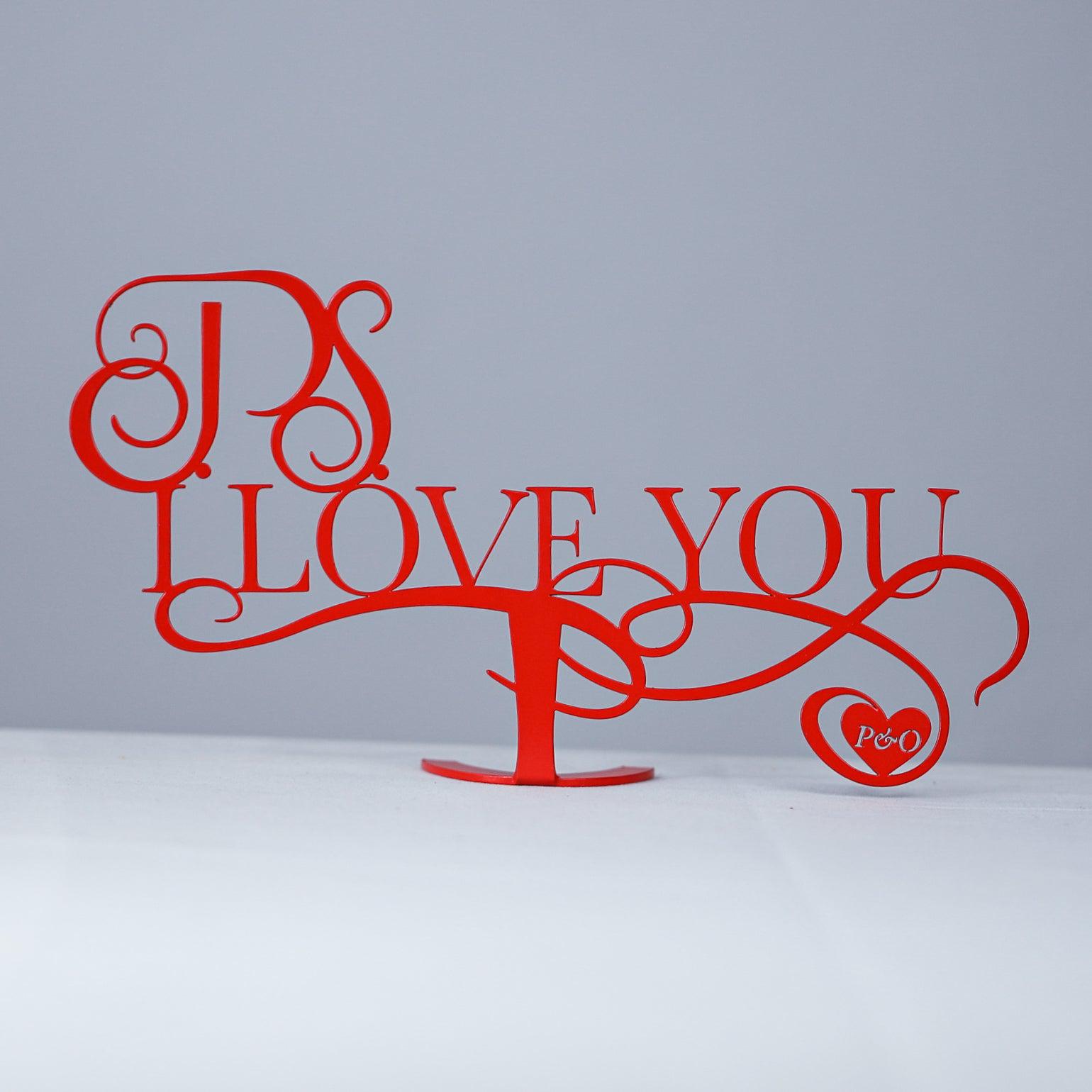 Plaque métallique Steelmonks, P.S. I Love You. Décoration murale de la Saint-Valentin disponible en plusieurs tailles et couleurs.