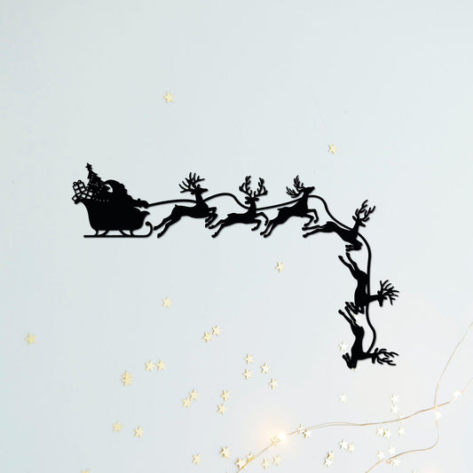 Plaque métallique Steelmonks, Père Noël volant avec rennes. Plaque de Noël décoration murale disponible en différentes tailles et couleurs.